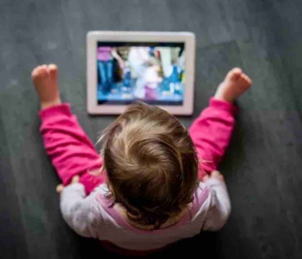 L’Assemblée adopte une série de mesures pour prévenir la surexposition des jeunes enfants aux écrans