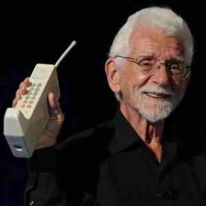 «Les gens passent trop de temps scotchés» sur leur téléphone portable, selon son inventeur