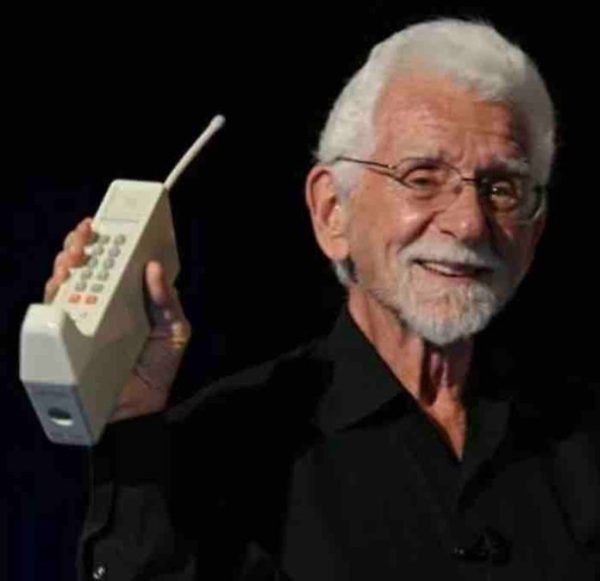 «Les gens passent trop de temps scotchés» sur leur téléphone portable, selon son inventeur