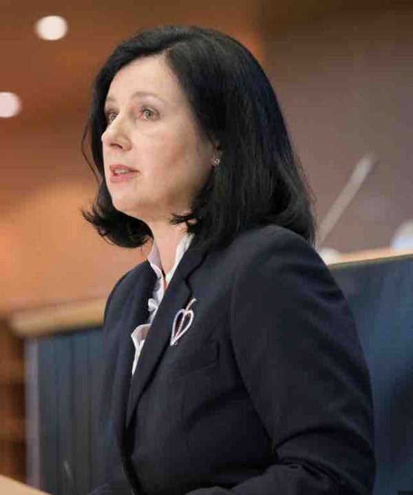 La commissaire européenne Vera Jourova «de plus en plus mal à l’aise sur Twitter» en raison de la propagande russe sur la plateforme