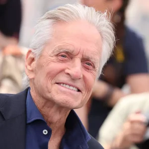 Michael Douglas grave son empreinte légendaire à Cannes