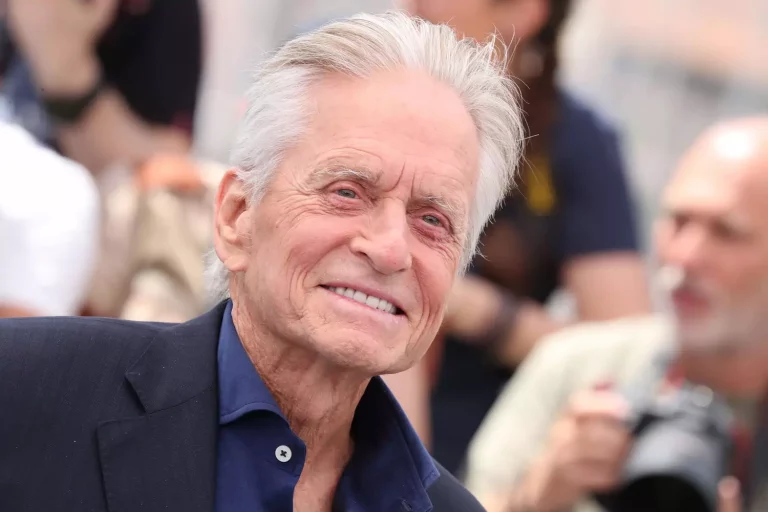 Michael Douglas grave son empreinte légendaire à Cannes