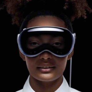 Apple présente son premier casque de réalité «mixte» (virtuelle et augmentée), baptisé «Vision Pro»