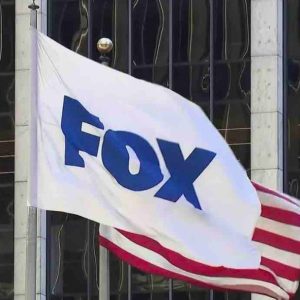 La chaîne de télévision américaine Fox News met en demeure Tucker Carlson de cesser ses émissions sur Twitter