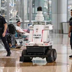 Singapour va «déployer progressivement» plus de robots policiers à travers ses rues