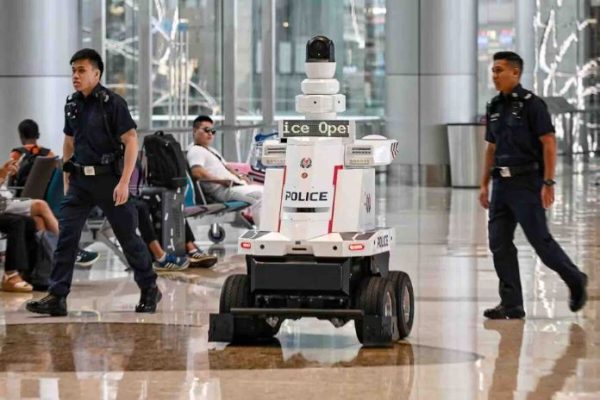 Singapour va «déployer progressivement» plus de robots policiers à travers ses rues