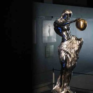 Un musée suédois expose une statue créée exclusivement grâce à l’intelligence artificielle, baptisée la «statue impossible»