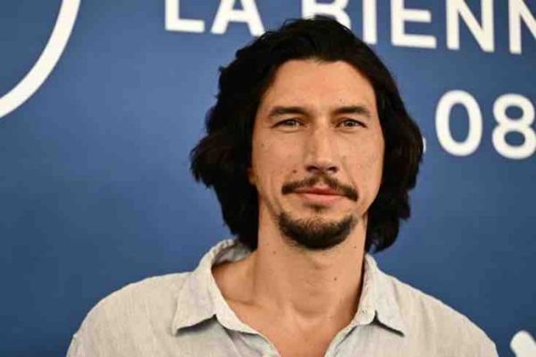 En pleine grève à Hollywood, la star américaine Adam Driver s’offre un tour de piste à la Mostra de Venise