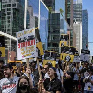 Manifestation unitaire à New York de professionnels du cinéma et de la télé au pied des géants Amazon et HBO