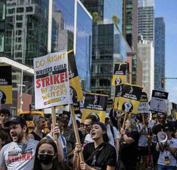 Manifestation unitaire à New York de professionnels du cinéma et de la télé au pied des géants Amazon et HBO