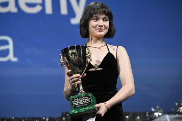 Mostra de Venise: la jeune actrice Cailee Spaeny remporte le prix d’interprétation féminine
