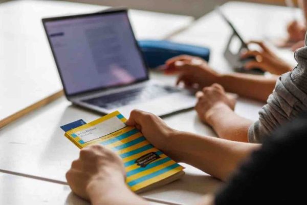 L’Unesco appelle les gouvernements à «rapidement réglementer» l’usage de l’intelligence artificielle à l’école