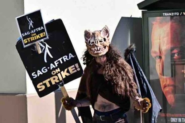 Les costumes de Barbie ou de super-héros Marvel au placard : les acteurs d’Hollywood ont célébré Halloween en boycottant l’univers des grands studios