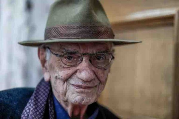 Vassilis Vassilikos, homme politique de gauche, journaliste et écrivain prolifique