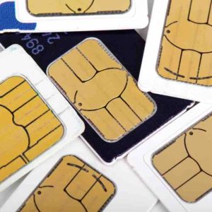 Trois suspects mis en examen dans une vaste affaire d’escroquerie à la carte SIM