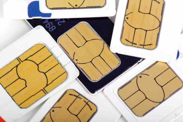 Trois suspects mis en examen dans une vaste affaire d’escroquerie à la carte SIM