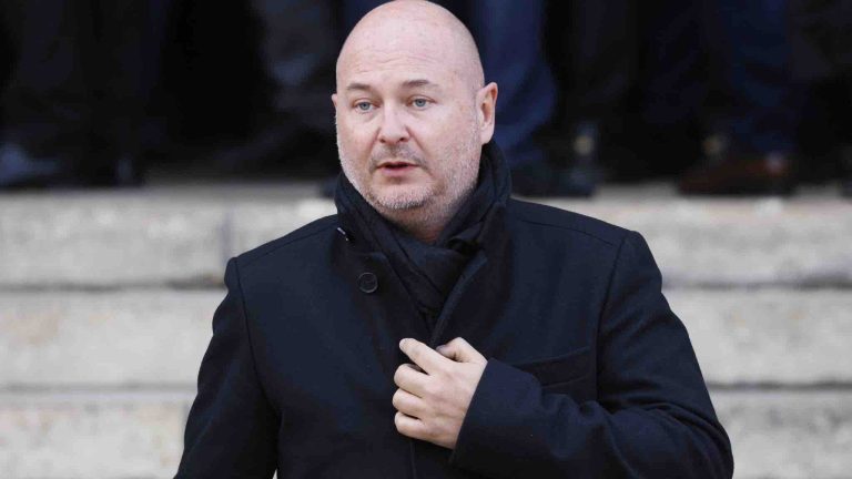 L’animateur Sébastien Cauet, accusé de viol, assigne NRJ en justice pour demander son retour à l’antenne