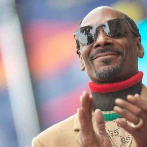 Le rappeur américain de 52 ans Snoop Dogg consultant lors des Jeux olympiques de Paris 2024 pour la chaîne américaine NBC