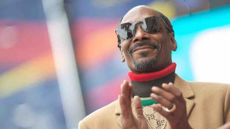 Le rappeur américain de 52 ans Snoop Dogg consultant lors des Jeux olympiques de Paris 2024 pour la chaîne américaine NBC