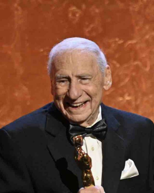 Le réalisateur américain Mel Brooks accepte un Oscar d’honneur pour l’ensemble de son œuvre