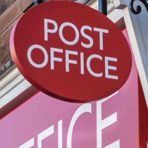 Royaume-Uni: l’ancienne dirigeante du Post Office rend une décoration sur fonds de scandale