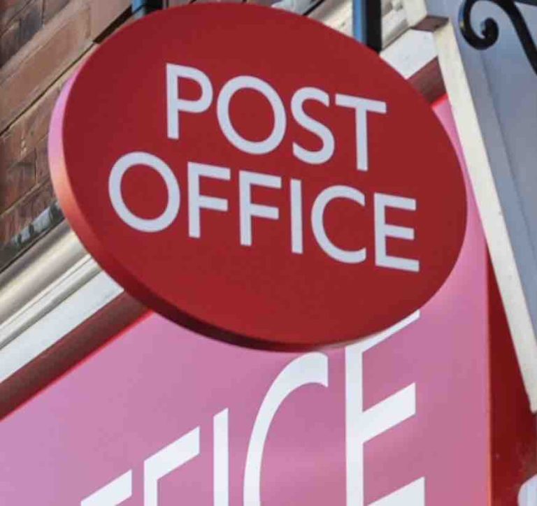 Royaume-Uni: l’ancienne dirigeante du Post Office rend une décoration sur fonds de scandale