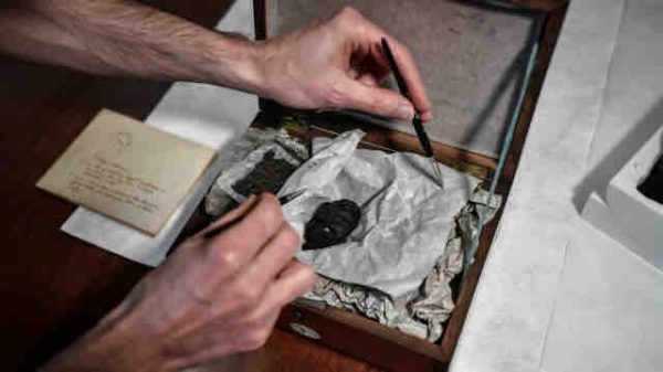 L’IA utilisée pour déchiffrer des rouleaux manuscrits vieux de près de 2.000 ans et gravement endommagés par l’éruption du Vésuve