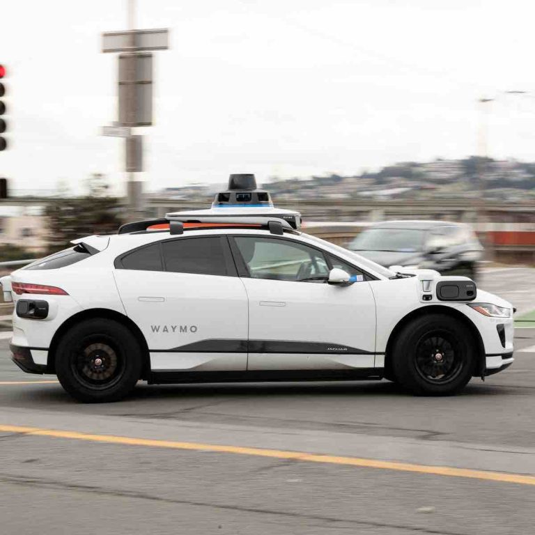 Un taxi autonome Waymo, du groupe Alphabet, la maison mère de Google, vandalisé et incendié par plusieurs personnes samedi soir à San Francisco