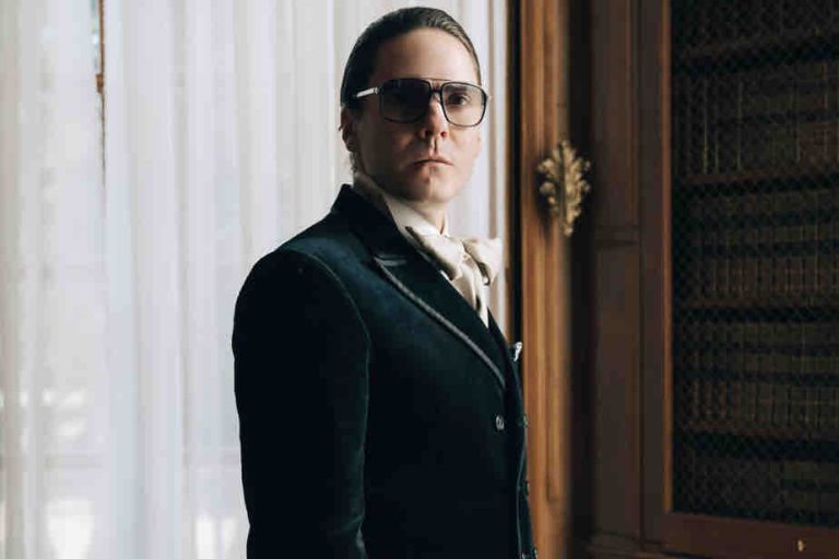 Daniel Brühl : un jeu tout en retenue au service de «Becoming Karl Lagerfeld»