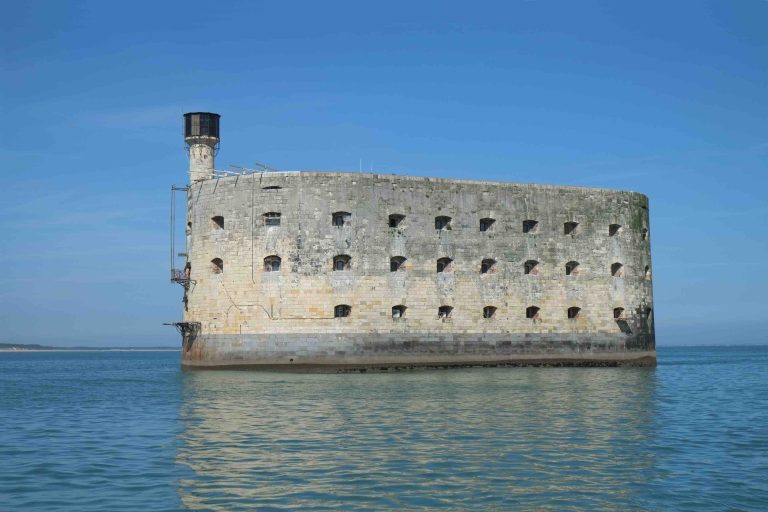 Le Fort Boyard, emblématique édifice militaire devenu décor de télévision, menacé de tomber en ruine