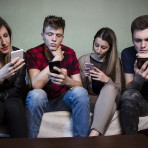 Parents britanniques unis contre la pression des smartphones chez les jeunes