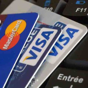 Vérification de l’âge sur les sites porno : l’Arcom va rendre temporairement obligatoire l’identification par carte bancaire