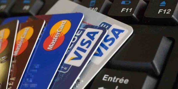Vérification de l’âge sur les sites porno : l’Arcom va rendre temporairement obligatoire l’identification par carte bancaire