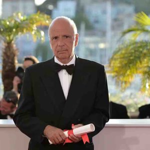Neuf femmes accusent Alain Sarde, un important producteur de cinéma français, de viols et agressions sexuelles, dans le magazine féminin «ELLE»