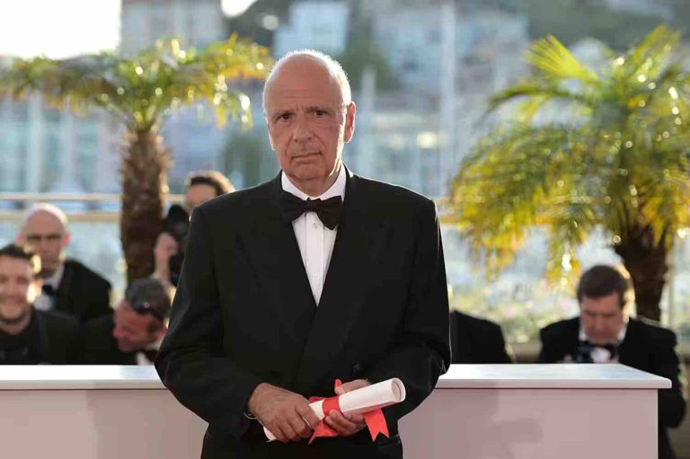 Neuf femmes accusent Alain Sarde, un important producteur de cinéma français, de viols et agressions sexuelles, dans le magazine féminin «ELLE»