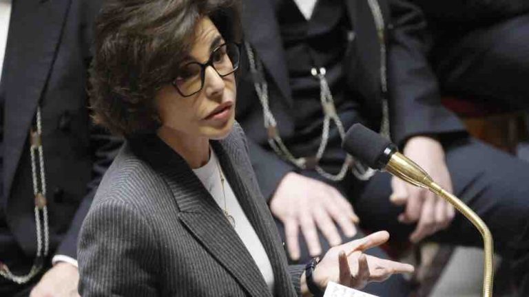 Plusieurs centaines de manifestants à Paris pour protester contre le projet de fusion  de l’audiovisuel public en France