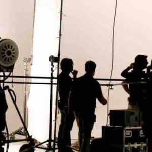 France 3 : «Maudits» en tournage avec Constance Gay et Pierre Arditi