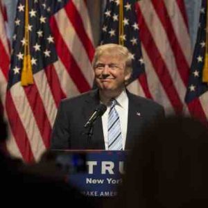Le déploiement des technologies propres serait entravé en cas de réélection de Donald Trump, selon John Kerry