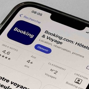Le site Booking recommande de se méfier des escroqueries aux voyages réalisées à l’aide d’IA surpuissantes