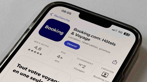 Le site Booking recommande de se méfier des escroqueries aux voyages réalisées à l’aide d’IA surpuissantes