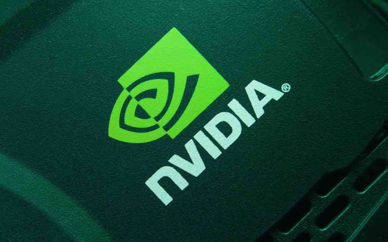 Le champion américain des semi-conducteurs Nvidia fait mieux qu’attendu au 2T mais sa croissance ralentit