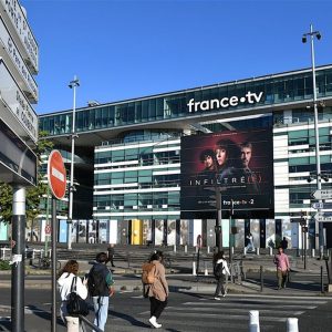 Audiovisuel français : TF1 et France Télévisions s’allient pour contrer les plateformes et sécuriser le financement public Concurrence des plateformes américaines, incertitude sur le financement de l’audiovisuel public, pluralisme à défendre: les acteurs du secteur de l’audiovisuel français, public et privé, veulent s’organiser en filière. C’est Rodolphe Belmer, à la tête du groupe TF1, qui a mis les pieds dans le PAF (Paysage audiovisuel français) lors d’un débat organisé vendredi au Festival de la Fiction de La Rochelle. «Nous discutons entre nous de l’organisation des acteurs du secteur en filière», a lancé le dirigeant au début d’un échange de deux heures aux côtés de ses homologues. «Toutes les industries sont organisées de la sorte, nous sommes jusqu’ici morcelés; idéalement, nous voudrions mettre en oeuvre cette filière à la mi-octobre», a précisé M. Belmer in fine. Ce calendrier vise un premier objectif: peser sur les débats pour «le financement d’un audiovisuel public pérenne et visible», a appuyé le dirigeant de TF1, pourtant mastodonte du privé. «Car on l’a toujours dit, l’audiovisuel public est un acteur essentiel de l’écosystème français», a insisté M. Belmer. Depuis la fin de la redevance en 2022, l’audiovisuel public est financé par une fraction de TVA, selon un mécanisme temporaire, jusqu’à fin 2024. Se défendre «ensemble» : Delphine Ernotte-Cunci, présidente du groupe France Télévisions, tire le signal d’alarme depuis cet été: sans vote sur un financement pérenne d’ici fin 2024, «l’année prochaine, le service public audiovisuel sera budgétisé comme n’importe quelle commodité» et «ce n’est pas un bon système pour garantir l’indépendance». Ce que la dirigeante a redit à La Rochelle: «C’est bien que ce soit M. Belmer, dirigeant de TF1, leader du secteur, qui propose cette idée d’une filière qui se défend ensemble, c’est assez fort dans cette période». Le responsable de TF1 a confié que ce projet est le fruit de discussions en amont mais que le dire à La Rochelle était «une bonne occasion alors que toute la profession est réunie» pour présenter ses séries phares en avant-première. A l’entendre, cette filière doit encore officialiser une ligne commune, mais M. Belmer a brossé quelques combats à mener, ces «sujets qui pèsent sur l’ensemble du financement du secteur». «Le statut de l’intermittence, le financement du CNC (Centre national du cinéma), la régulation de l’intelligence artificielle», a-t-il ainsi énuméré. «Il faut sanctuariser le statut d’intermittent, sans ça comment on produit ?», a rebondi Iris Bucher, présidente de l’USPA (Union syndicale de la production audiovisuelle), autre intervenante. «Il y a une autonomie du CNC à préserver», a aussi souligné Nora Melhli, présidente du collège audiovisuel du SPI (Syndicat des producteurs indépendants).