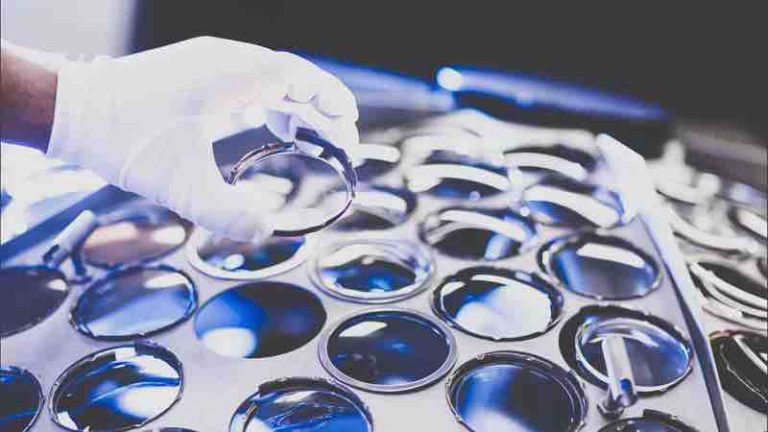 Lunettes connectées: nouvel accord de long terme entre Meta et le numéro un mondial de l’optique EssilorLuxottica