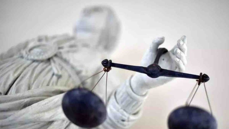 Reims: deux hommes jugés pour tentative de meurtre d’un photojournaliste, violemment agressé en 2021