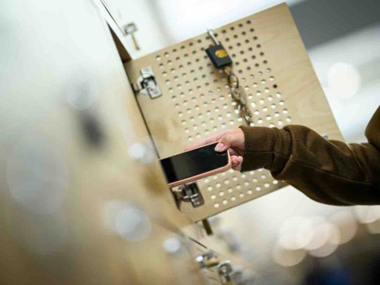 Interdiction totale des portables à l’école: le ministre Alexandre Portier souhaite la généralisation «au plus tard» à «la rentrée 2025»