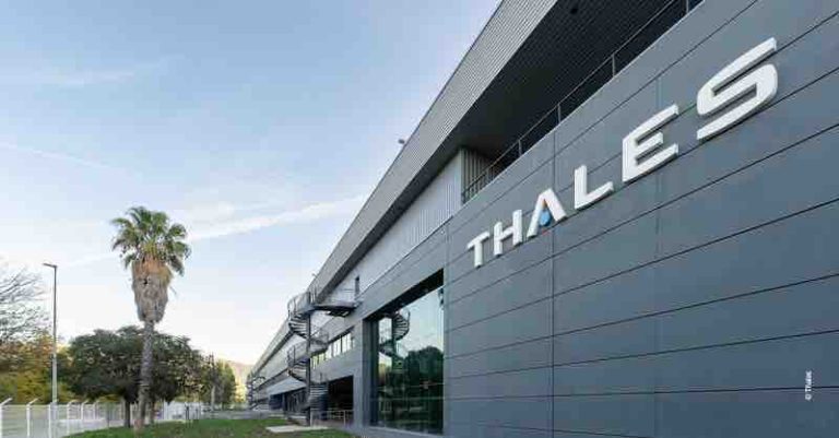 La carte bancaire continue de se réinventer au cour de l’usine Thales de Gémenos