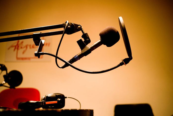 COMMUNICATION-MEDIAS-RADIO-