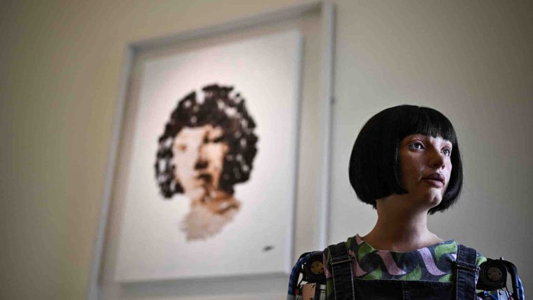 Une oeuvre du robot artiste Ai-Da, un humanoïde doté d’une intelligence artificielle, va être mise aux enchères en novembre à Londres