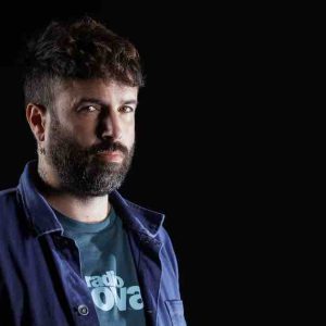 Après France Inter, l’humoriste Aymeric Lompret brasse sur scène les sujets de société d’un ton corrosif
