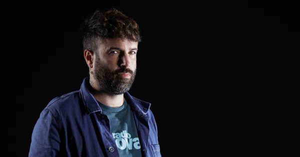 Après France Inter, l’humoriste Aymeric Lompret brasse sur scène les sujets de société d’un ton corrosif
